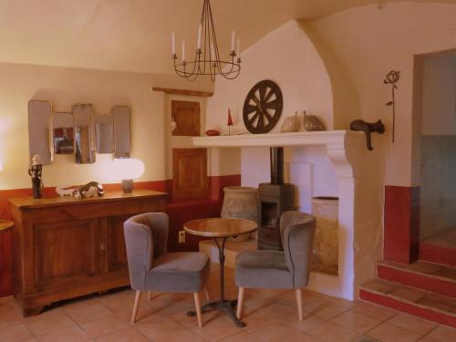 Shared lounge/TV area, Les Buis de Lussan in Lussan