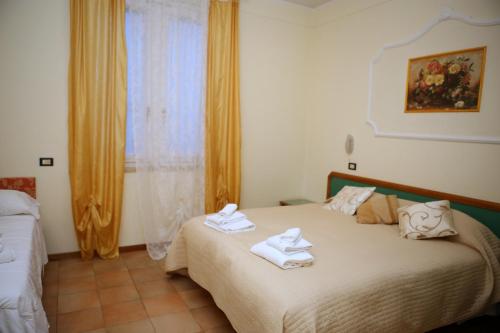 3 twin beds