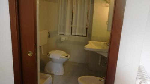 Twin Room image 4