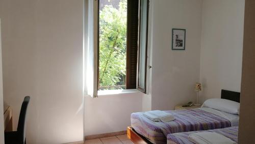 Twin Room image 2