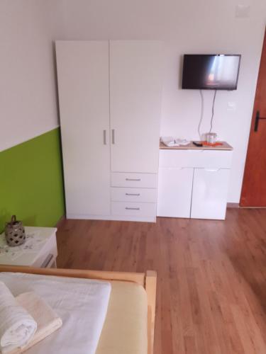 2 twin beds