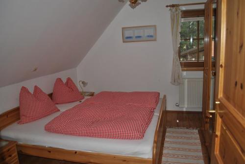 1 queen bed, 2 twin beds