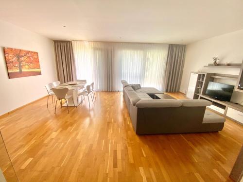 Spacious 130 m2 Apartment Near Center 2 Free Parking, Prague (photo 3)