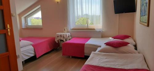 1 double bed, 2 twin beds
