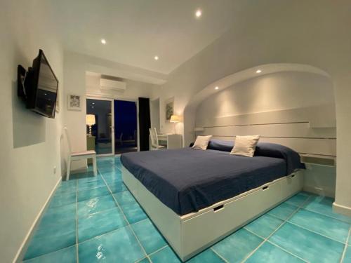 Junior Suite with Terrace and Sea View image 4