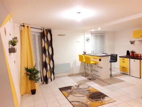 Kitchen, ORBIS - "Eldorado Saint-Jacques" - Terrasse - WiFi - Parking - 24h sur 24 - 7 jours sur 7 in Saint-Alban
