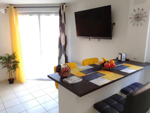 Shared lounge/TV area, ORBIS - "Eldorado Saint-Jacques" - Terrasse - WiFi - Parking - 24h sur 24 - 7 jours sur 7 in Saint-Alban
