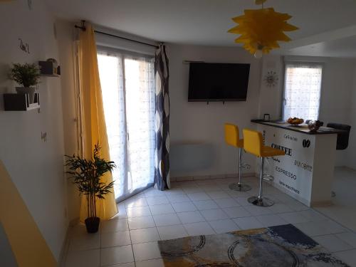 Shared lounge/TV area, ORBIS - "Eldorado Saint-Jacques" - Terrasse - WiFi - Parking - 24h sur 24 - 7 jours sur 7 in Saint-Alban