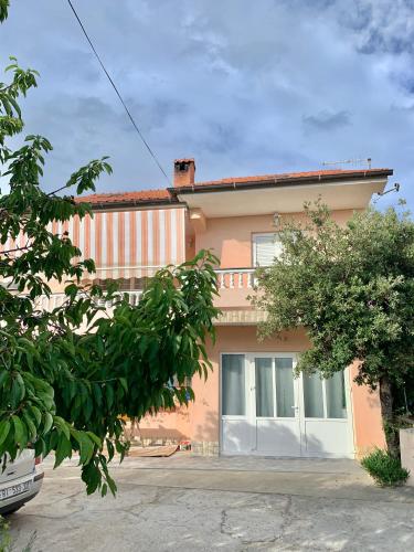 2 bedrooms, 3 beds