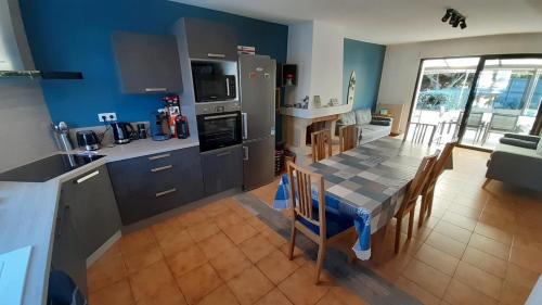 Escapade - image 7