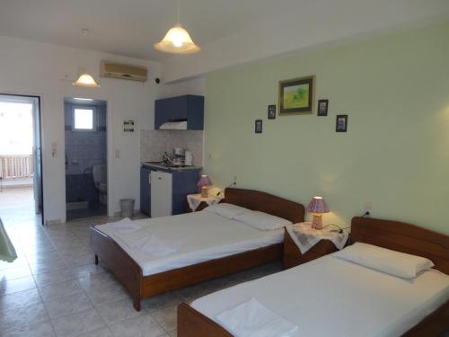 1 double bed, 1 twin bed
