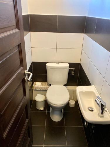 Bathroom, Arviz Apartman in Eszaki Varos