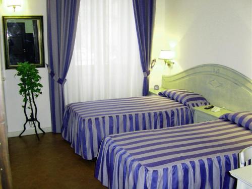 3 twin beds