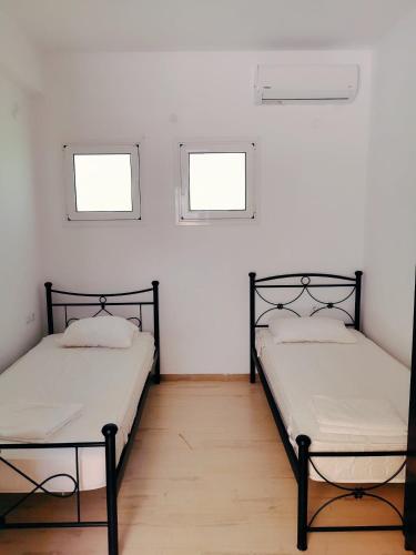 2 twin beds