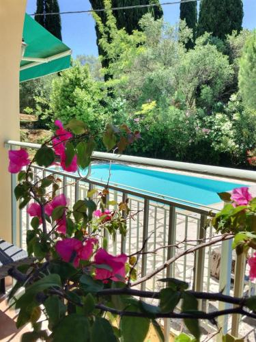 Gastouri Villa Pascalia with heated pool in October and views - Location, gîte - Achílleion