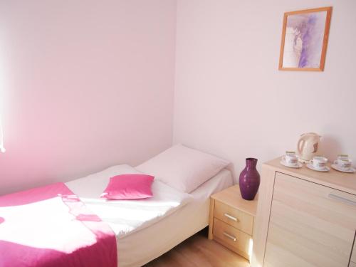 1 double bed, 1 twin bed