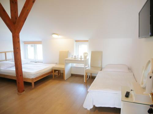 1 double bed, 3 twin beds