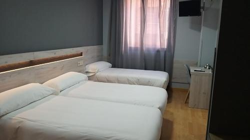 3 twin beds