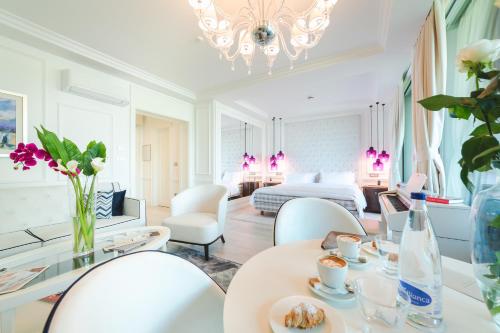 Deluxe Suite with Terrace and Sea View image 8