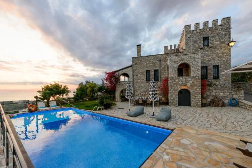 Entire Castle, Amazing Sea View and Swimming Pool Kalamata