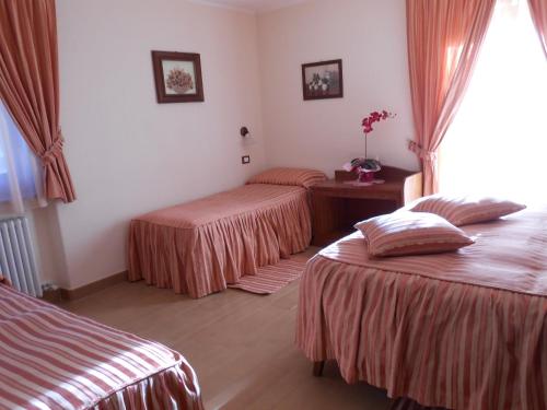 1 queen bed, 2 twin beds