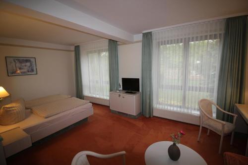 1 queen bed, 1 sofa bed