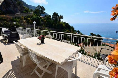 Villa piscine Eze bord de mer à 500m de la plage