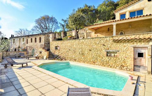 Nice home in Viviers w/ WiFi, Outdoor swimming pool and 4 Bedrooms gîte à louer La Moutte