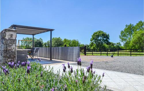 Stunning home in Viennay w/ WiFi, Outdoor swimming pool and 2 Bedrooms