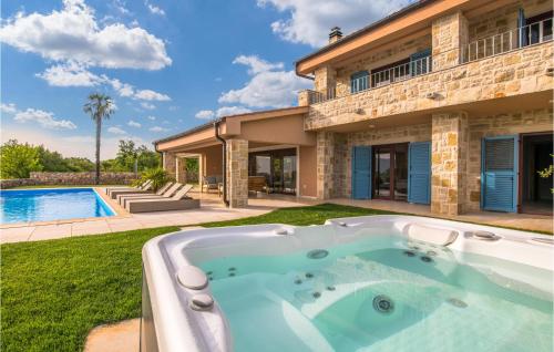 Stunning Home In Linardici With 4 Bedrooms, Jacuzzi And Outdoor Swimming Pool - Linardići