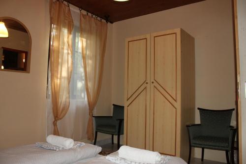 2 twin beds