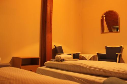 2 twin beds