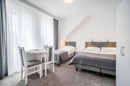 3 twin beds