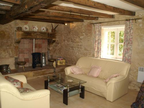 Luxurious Holiday Home in Pressac with Swimming Pool - image 2