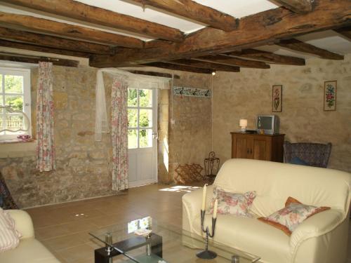 Luxurious Holiday Home in Pressac with Swimming Pool - image 3