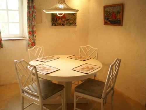 Luxurious Holiday Home in Pressac with Swimming Pool - image 4