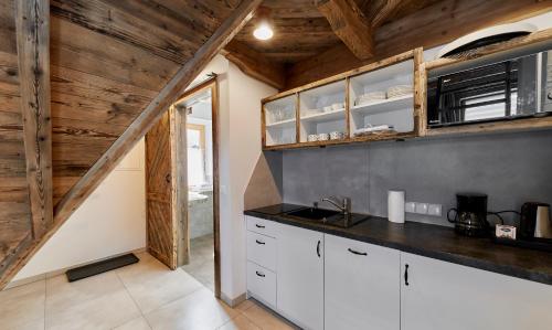 Quadruple Room with Mountain View image 7