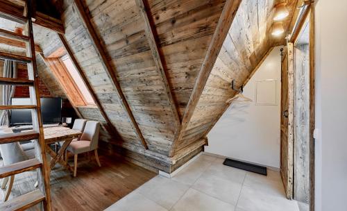 Quadruple Room with Mountain View image 6