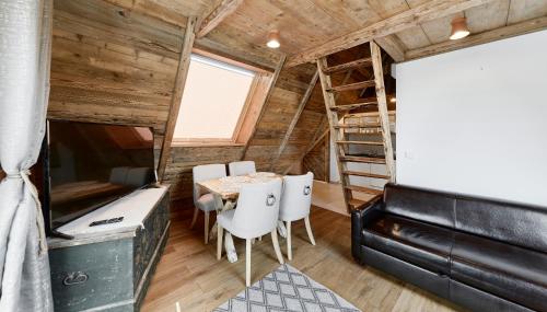 Quadruple Room with Mountain View image 5