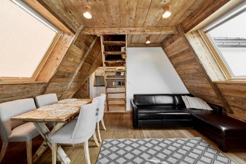 Quadruple Room with Mountain View image 4