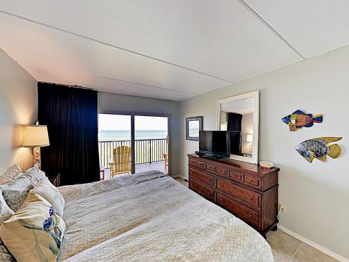New Listing! Beachfront Condo With Pool & Balcony Condo - image 6