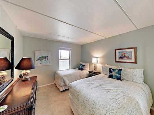 New Listing! Beachfront Condo With Pool & Balcony Condo - image 9