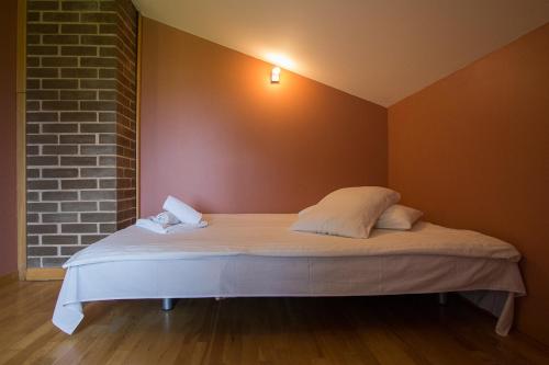 1 queen bed, 2 sofa beds