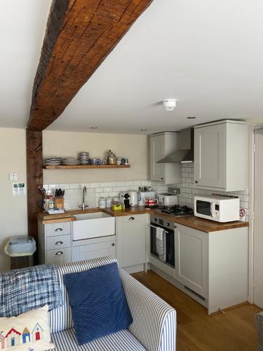 Monmouth House Apartments, Lyme Regis Old Town, dog friendly, parking