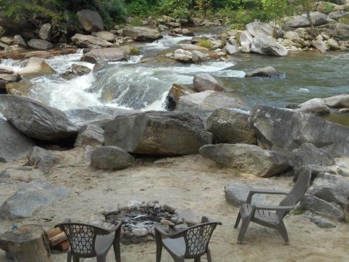 The Evening Shade River Lodge and Cabins