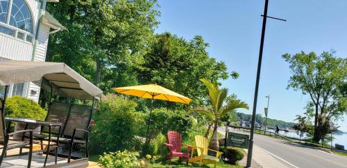 Kokomo INN Bed and Breakfast Ottawa-Gatineau's Only Tropical Riverfront B&B on the National Capital Cycling Pathway Route Verte #1 - Chambre d'hôtes tropical aux berges des Outaouais BnB #17542O - Accommodation - Ottawa