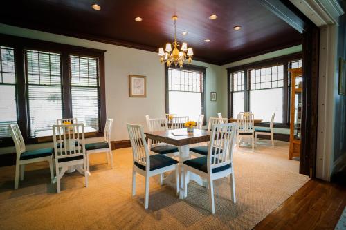 Étterem, The Nordic Pineapple Bed and Breakfast in Dewitt