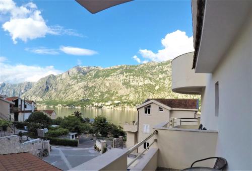 Double room, small, partial sea view, balcony