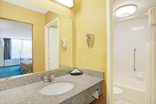 Days Inn by Wyndham Alexandria South - image 3