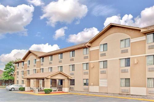 Super 8 by Wyndham Mokena/Frankfort /I-80 - image 11